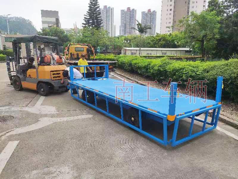 2吨下翻护栏牵引工业168体育官方网站(中国)有限公司 全挂式工具底盘拖车
